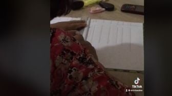 Viral Nenek Catat Data Kasus Covid-19 Tiap Malam sampai Punya Buku Khusus