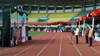 Presiden Jokowi Minta Pemerintah Kota Gelar Vaksinasi di Stadion Sepak Bola