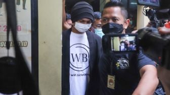 Penyanyi Erdian Aji Prihartanto alias Anji saat dibawa ke ruang kesehatan untuk dilakukan pemeriksaan setelah ditangkap karena kasus narkoba di Polres Metro Jakarta Barat, Senin (14/6/2021). [Suara.com/Alfian Winanto]