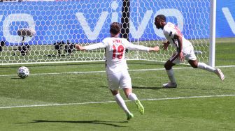 Pemain depan Inggris Raheem Sterling merayakan usai mencetak gol pertama timnya selama pertandingan sepak bola Grup D EURO 2020 antara Inggris melawan Kroasia di Wembley, London, Minggu (13/6/2021) malam WIB.
Glyn KIRK / POOL / AFP