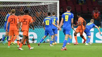 Bek Belanda Denzel Dumfries (kedua-kanan) mencetak gol ketiga  selama pertandingan sepak bola Grup C UEFA EURO 2020 antara Belanda dan Ukraina di Johan Cruyff Arena di Amsterdam pada 13 Juni 2021.
JOHN THYS / POOL / AFP