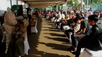 Suasana vaksin massal di Stadion Patriot Candrabagha, Kota Bekasi, Senin (14/6/2021).  [Suara.com/Dian Latifah]