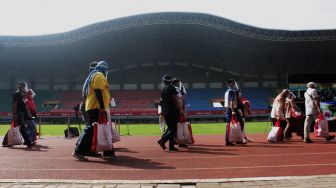 Suasana vaksin massal di Stadion Patriot Candrabagha, Kota Bekasi, Senin (14/6/2021).  [Suara.com/Dian Latifah]