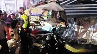 Diduga Mabuk, Toyota Innova Nabrak Motor Lalu Seruduk Warung Rokok