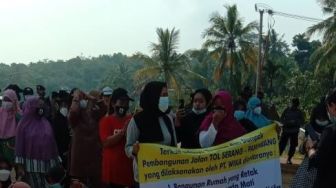 Warga Cibadak Ramai-ramai Kepung Proyek Tol Serang-Panimbang