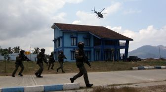 Prajurit Batalyon Intai Amfibi (Yontaifib) Korps Marinir TNI AL melakukan latihan pembebasan sandera bersama United States Marines Corps Reconnaissance Unit bersandi Reconex 21-II di Pancer, Pesanggaran, Banyuwangi, Jawa Timur, Senin (15/6/2021). ANTARA FOTO/Budi Candra Setya