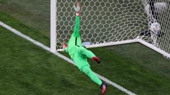 Penjaga gawang Polandia Wojciech Szczesny kebobolan gol yang dicetak oleh bek Slovakia Milan Skriniar  selama pertandingan sepak bola Grup E EURO 2020 antara Polandia melawan Slovakia di Stadion Saint Petersburg, Selasa (15/6/2021) dini hari WIB.  ANTON VAGANOV / KOLAM RENANG / AFP