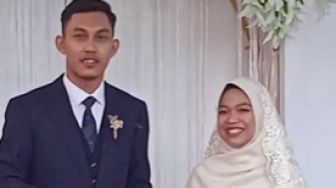 Bukan Dapat Amplop, Pasangan Pengantin Ini Malah Bagi-bagi Amplop