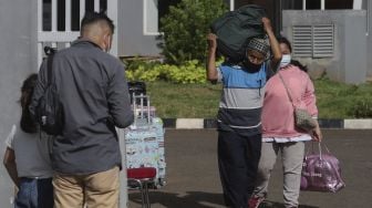 Pekerja Migran Indonesia (PMI) berjalan meninggalkan ruangan usai menjalani isolasi di Rumah Sakit Darurat COVID-19 (RSDC) Wisma Atlet Pademangan, Jakarta, Selasa (15/6/2021). [Suara.com/Angga Budhiyanto]