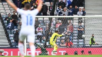 Penjaga gawang Skotlandia David Marshall jatuh ke gawang setelah gagal melakukan penyelamatan selama selama pertandingan sepak bola Grup D EURO 2020 antara Skotlandia melawan Republik Ceko di Hampden Park di Glasgow, Senin (14/6). ANDY BUCHANAN / POOL / AFP