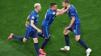 Bek Slovakia Milan Skriniar merayakan gol nya usai mencetak gol kedua tim selama pertandingan sepak bola Grup E EURO 2020 antara Polandia melawan Slovakia di Stadion Saint Petersburg, Selasa (15/6/2021) dini hari WIB.  ANTON VAGANOV / AFP / POOL