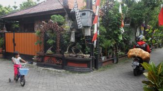 Suasana kampung bernuansa bali di Kampung Bali, Kota Bekasi, Selasa (15/6/2021).  [Suara.com/Dian Latifah]
