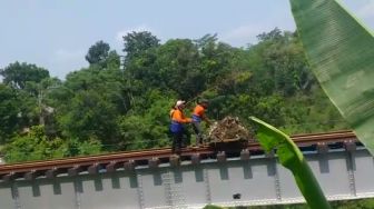 Tiga Orang Oknum Petugas Kebersihan PT. KAI Diduga Buang Sampah ke Aliran Sungai Citarum