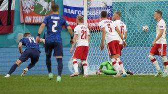 Bek Slovakia Milan Skriniar (kiri) mencetak gol kedua timnya  selama pertandingan sepak bola Grup E EURO 2020 antara Polandia melawan Slovakia di Stadion Saint Petersburg, Selasa (15/6/2021) dini hari WIB. Dmitri Lovetsky / POOL / AFP