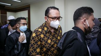 Terdakwa kasus penyelundupan motor dan sepeda mewah I Gusti Ngurah Askhara Danadiputra (kedua kanan) berjalan keluar usai menjalani sidang putusan di Pengadilan Negeri Tangerang, Banten, Senin (14/6/2021).  ANTARA FOTO/Fauzan