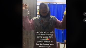 Viral Murid Beri Hadiah Pensiun Guru SMA di Banyuwangi, Endingnya Bikin Terharu