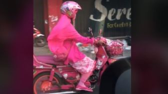 Viral Aksi Ibu-Ibu Naik Motor Serba Pink, Gaya Pakaian Ikut Jadi Sorotan