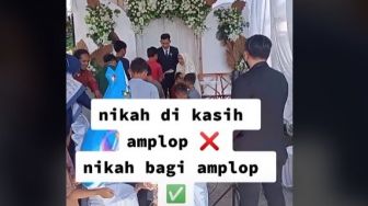 Menyentuh! Aksi Pengantin Berbagi Amplop ke Tamu Pernikahan Ini Panen Pujian