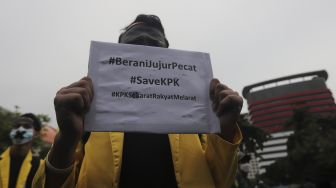 Massa yang tergabung dalam Badan Eksekutif Mahasiswa Seluruh Indonesia (BEM SI) membawa kertas bertuliskan '#SaveKPK' saat melakukan aksi unjuk rasa di sekitar Gedung Komisi Pemberantasan Korupsi (KPK), Jakarta, Rabu (16/6/2021). [Suara.com/Angga Budhiyanto]