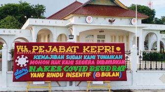 Viral Papan Bunga di Kompleks Rumah Gubernur, Tuntut Intensif Nakes Belum Dibayar 8 Bulan