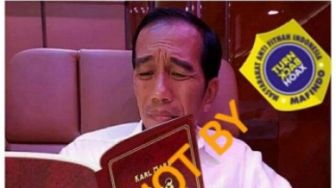 CEK FAKTA: Viral Jokowi Baca Buku Das Kapital Karya Karl Marx, Benarkah?