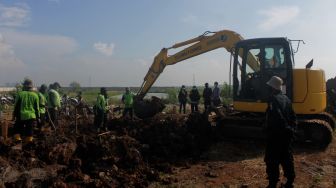 Suasana di TPU Rorotan, Cilincing, Jakarta Utara, Rabu (16/6/2021). [Suara.com/Dian Latifah]