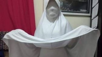 Viral Suami Pamer Hobi Bungkus Istri, Berpose Bak Model Mumi