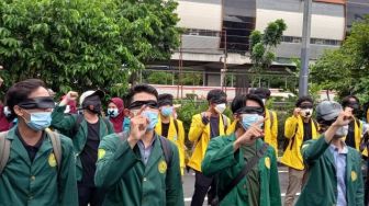 Aliansi BEM SI Aksi di Gedung KPK, Massa Bawa Kain Hitam untuk Tutup Mata Sindir Firli