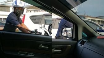 Nyetir Mobil Sambil Main HP, Wanita Disetop Polisi yang Ternyata Suami Sendiri