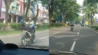 Aksi Penunggang Honda Beat Rebahan Saat Berkendara, Reaksi Warganet Bikin Salah Fokus