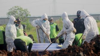 Suasana di TPU Rorotan, Cilincing, Jakarta Utara, Rabu (16/6/2021). [Suara.com/Dian Latifah]