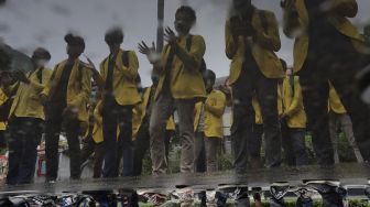 Refleksi sejumlah massa yang tergabung dalam Badan Eksekutif Mahasiswa Seluruh Indonesia (BEM SI) melakukan aksi unjuk rasa di sekitar Gedung Komisi Pemberantasan Korupsi (KPK), Jakarta, Rabu (16/6/2021). [Suara.com/Angga Budhiyanto]