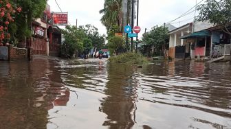 Banjir di PHP Bekasi, Pasutri Terpapar Covid-19 Dievakuasi