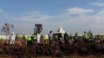 Suasana di TPU Rorotan, Cilincing, Jakarta Utara, Rabu (16/6/2021). [Suara.com/Dian Latifah]