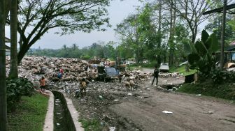 Sampah Berserakan di Dekat Pintu Gerbang Masuk TPSA