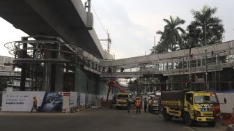 Pekerja menyelesaikan pembangunan halte Centrale Stichting Wederopbouw (CSW) di kawasan Kebayoran Baru, Jakarta, Kamis (17/6/2021). [Suara.com/Angga Budhiyanto]