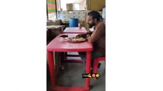 Tuai Pujian, Video Lelaki Makan di Piring yang Sama dengan Seekor Burung Liar