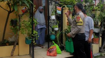 Suasana gerbang utama RT 02 di Kelurahan Pejuang, Kecamatan Medan Satria, Bekasi, Kamis (17/6/2021).  [Suara.com/Dian Latifah]
