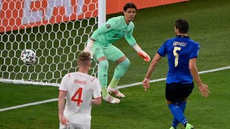 Gelandang Italia Manuel Locatelli mencetak gol pertama tim selama pertandingan sepak bola Grup A EURO 2020 antara Italia melawan Swiss di Stadion Olimpico, Roma, Kamis (17/6/2021) dini hari WIB. Riccardo Antimiani / POOL / AFP