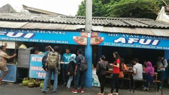 Nikmatnya Melahap Mie Ayam Palembang Afui, Ada Porsi Monster!