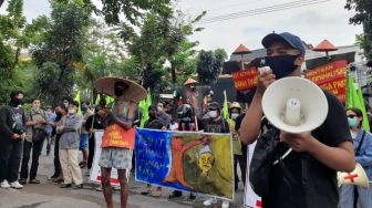 Walhi Jatim Gelar Aksi Damai Desak Polisi Bebaskan Dua Petani Pakel Banyuwangi