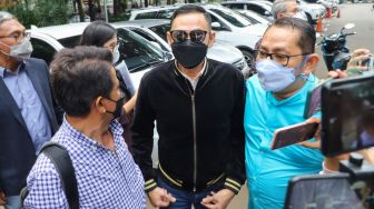 Artis Lucky Alamsyah usai menjalani pemeriksaan terkait laporan Roy Suryo di Polda Metro Jaya, Jakarta Selatan, Kamis (17/6/2021). [Suara.com/Alfian Winanto]