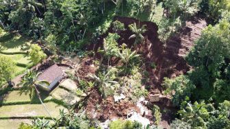 Foto udara area longsor di Pakel, Licin, Banyuwangi, Jawa Timur, Kamis(17/6/2021). ANTARA FOTO/Budi Candra Setya