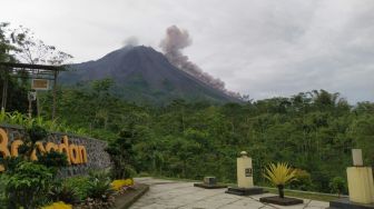 Asap Kawah Sempat Membumbung 300 Meter, Merapi 15 Kali Luncurkan Guguran Lava dalam 6 Jam