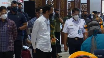 Tinjau Vaksinasi di Stasiun Bogor, Jokowi Prioritaskan Penumpang KRL dan Pekerja Stasiun