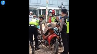 Bocah Nangis Kejer Kena Razia, Peluk Motor Agar Tak Digiring Polisi