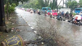 Gedebage Hujan Es Sampai Banjir Sebetis Hampir 1 Km, Angin Kencang