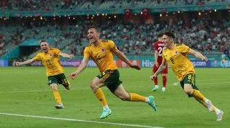 Para pemain Wales merayakan gol kedua mereka yang dicetak oleh bek Wales Connor Roberts selama  selama pertandingan sepak bola Grup A EURO 2020 antara Turki melawan Wales di Stadion Olimpiade di Baku, Kamis (17/6/2021) dini hari WIB.
 [AFP/Photo]