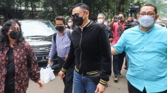 Artis Lucky Alamsyah usai menjalani pemeriksaan terkait laporan Roy Suryo di Polda Metro Jaya, Jakarta Selatan, Kamis (17/6/2021). [Suara.com/Alfian Winanto]