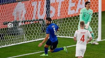 Gelandang Italia Manuel Locatelli merayakan golnya usai mencetak gol pertama tim selama pertandingan sepak bola Grup A EURO 2020 antara Italia melawan Swiss di Stadion Olimpico, Roma, Kamis (17/6/2021) dini hari WIB.  ANDREAS SOLARO / AFP